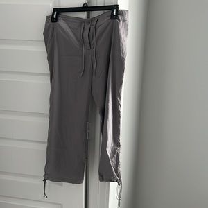 Under armor gray utility capri pants